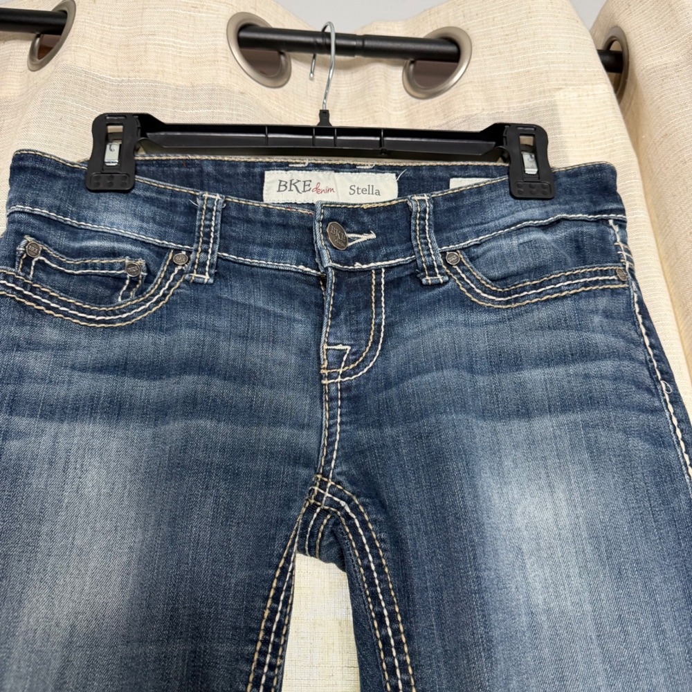 BKE Stella Bootcut Distressed Dark Wash Jeans Low Rise Denim Women's 26R 26x31.5 - Picture 3 of 9